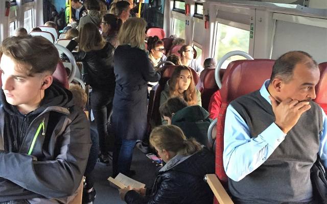 Poznańska Kolej Metropolitalna: W Stęszewie miejsca w pociągu nie starcza, więc podjeżdża autobus