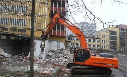 Budynek starej Dany powoli będzie znikał z krajobrazu Szczecina. Rozbiórka potrwa do maja.