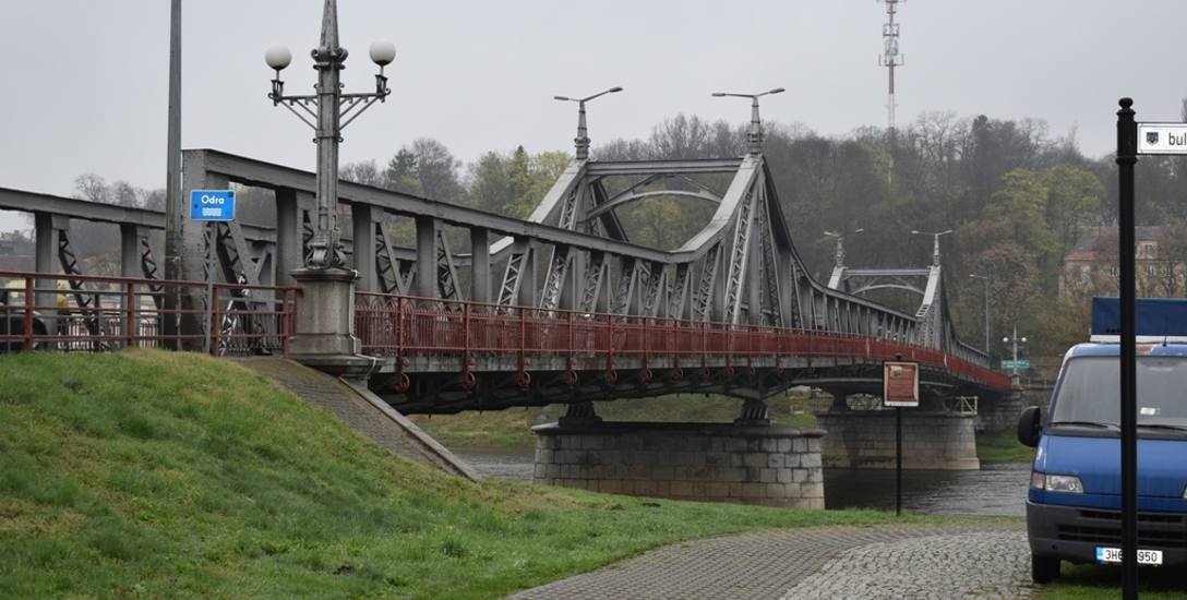Most w Krośnie Odrzańskim jest jedyną przeprawą przez Odrę w okolicy. Aby dotrzeć do następnej, trzeba przejechać 90 km