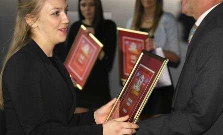 Katarzyna Dukała, kelnerka w restauracji Mirage w Konarach zajęła piąte miejsce w konkursie na najsympatyczniejszą kelnerkę i kelnera regionu święto