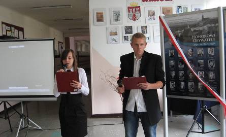Sylwetki Honorowych Obywateli  przypomnieli uczniowie: Dorota Grzegorczyk i Damian Górka.