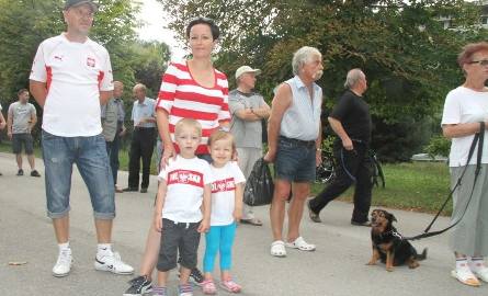 Na uroczystościach 69. rocznicy wybuchu Powstania Warszawskiego obecni byli ubrani w nasze narodowe barwy Katarzyna i Mirosław Pirógowie z córką Madzią