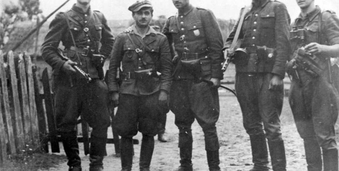 Żołnierze V Wileńskiej Brygady AK. Stoją od lewej: ppor. Henryk Wieliczko &quot;Lufa&quot;, por. Marian Pluciński &quot;Mścisław&quot;,