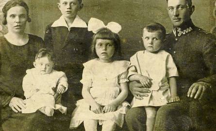 Mikołaj Pawłowski, sierżant z Batalionu Balonowego wraz z rodziną. Zdjęcie zrobione w Poznaniu w 1925 roku