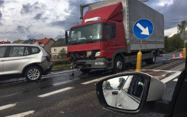 Wypadek w Miąsowej. Ciężarówka uderzyła w BMW, cztery osoby w szpitalu
