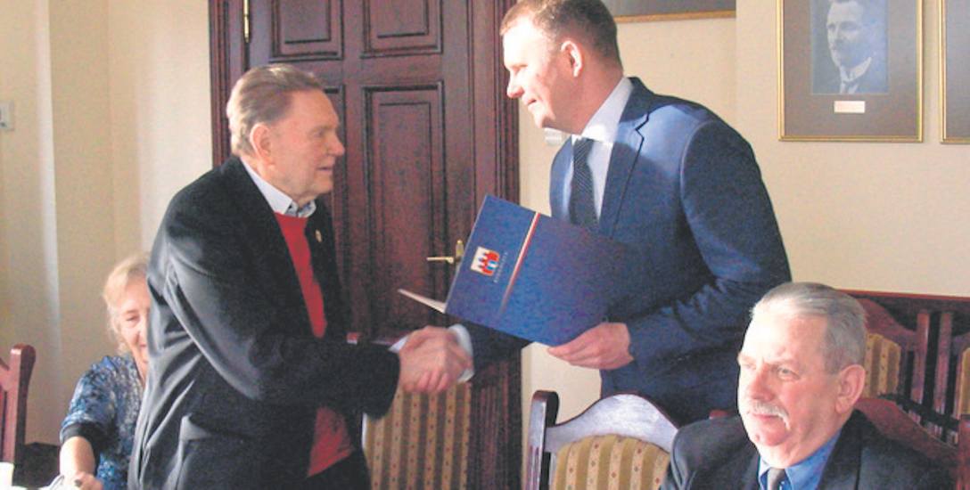 Podczas pożegnalnego spotkania zastępca prezydenta Mirosław Kozłowicz (w środku) wręczył  okolicznościowe adresy od prezydenta Rafała Bruskiego (na zdjęciu