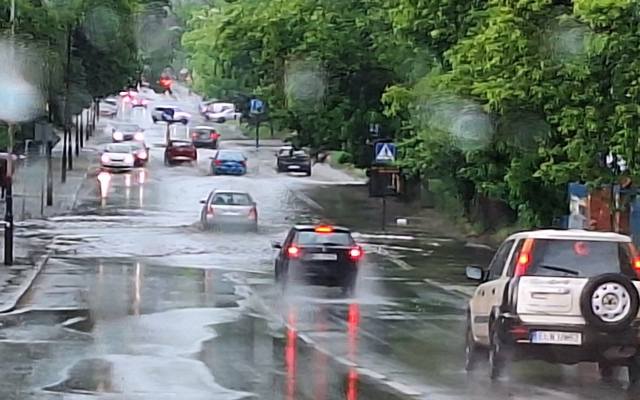 Burza w Łodzi. Ściana deszczu, grzmoty, błyski i… zalane ulice w kilkanaście minut ZDJĘCIA
