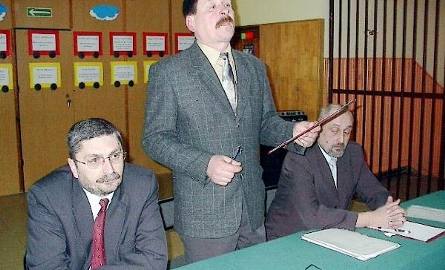 Przewodniczący Rady Osiedla Krzysztof Zarobkiewicz wiele razy podczas spotkania musiał uspokajać rozgorączkowanych mieszkańców. Siedzą od lewej: wiceprezydent