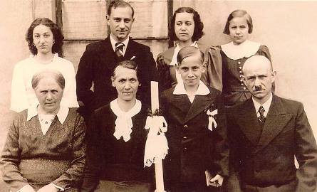 1939 rok - przyjęcie Henryka. Za nim (od lewej)rodzeństwo:  Helena, Jan, Anna i Marianna. Obok matki siedzi chrzestna, pani Wawrzyniak z sąsiedztwa.