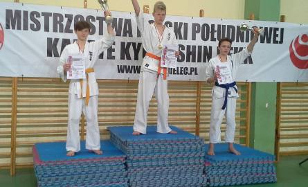 Maciek Skobel na podium stanął na trzecim miejscu w kategorii kumite chłopców (14-15 lat, minus 55 kilogramów)