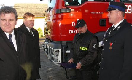 Marszałek Zygmunt Cholewiński i wójt Zaklikowa Ryszard Polański przekazali wóz strażakom.