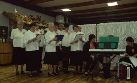 Panie z Bartodziej i Olszowy podczas imprezy zadebiutowały na scenie. Ich wokalny występ bardzo spodobał się publiczności.