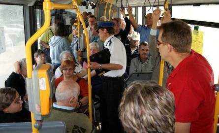 Akcja informacyjna rozpoczyna się już w autobusie, którym uczestnicy jadą do biurowca MZK.