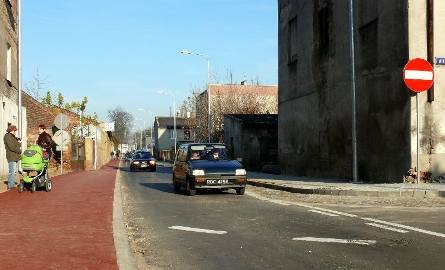 Wąski odcinek między ulicami Limanowskiego i Lustrzaną nadal jest jednokierunkowy (ruch obywa się w stronę Borek).