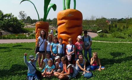Wielkie marchewki zrobiły na dzieciach wrażenie.
