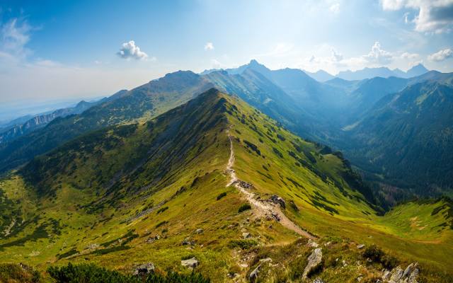 10 najpiękniejszych widoków w polskich górach. Te miejsca w Tatrach, Karkonoszach i Beskidach wprost zapierają dech! Są idealne na wycieczki