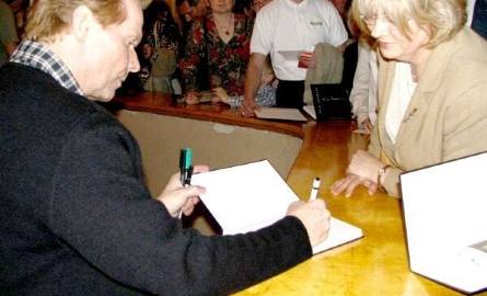 Gwiazda koncertu charytatywnego był Michał Bajor, który po występie rozdawał autografy wielbicielom.