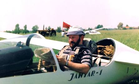 Janusz Żak przed lotem szybowcem Jantar 1 na lotnisku Aeroklubu Stalowa Wola. Zdjęcie wykonane w 1984 roku, a więc równe 30 lat temu.