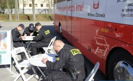 Świętokrzyscy policjanci w Kielcach oddawali krew (WIDEO)