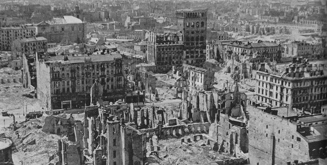 Zniszczone budynki PAST-y widziane z Hotel Warszawa w Warszawie