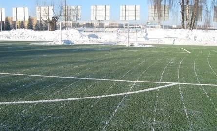 Zielone boisko w środku zimy (zdjęcia) 