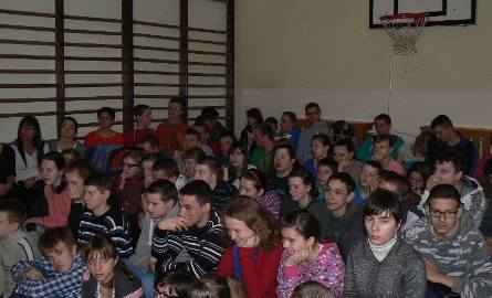 Teatralnym popisom bacznie przyglądali się wychowankowie SOSW w Baryczy.