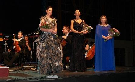 Artyści, którzy dostarczyli mnóstwa wzruszeń podczas koncertu "Operowe klejnoty”: Bernadetta Grabias, Joanna Woś i Barbara Kubiak...