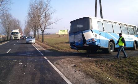Zderzenie szkolnego autobusu z samochodem. Cztery osoby ranne
