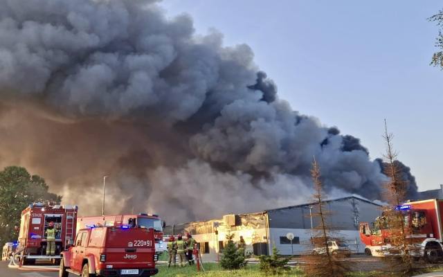 Ogromny pożar hali produkcyjnej w Malcu pod Kętami. Z żywiołem walczy 40 zastępów straży. Sytuacja nie jest opanowana 