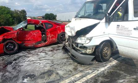 Groźny wypadek przy dojeździe do bramek na A1 w Grudziądzu. Cztery osoby zostały ranne [zdjęcia]