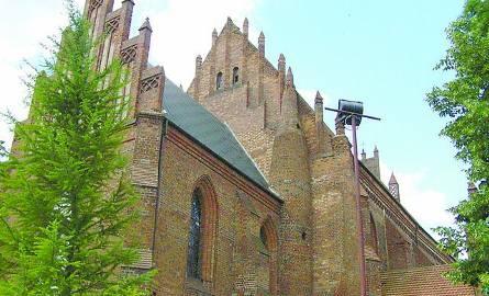 Centrum duchowym miasta jest trójnawowy gotycki kościół św. Stanisława Biskupa, fundowany ok. 1240 r. Uwagę zwraca zwężająca się ku górze wieża.