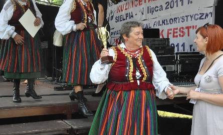 Dyrektor festiwalu Małgorzata Pasek gratuluje zdobywczyniom drugiego miejsca z zespołu "Duraczowianki"