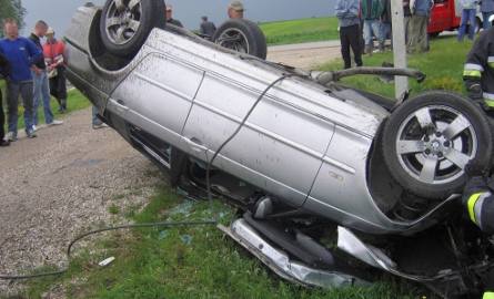 26-latek za kierownicą BMW. Auto uderzyło w betonowy przepust i dachowało (zdjęcia)