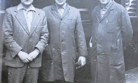 Pan Mieczysław (z prawej) jako kontroler jakości w Zastalu. W środku komisarz radziecki, odbiorca wagonu.