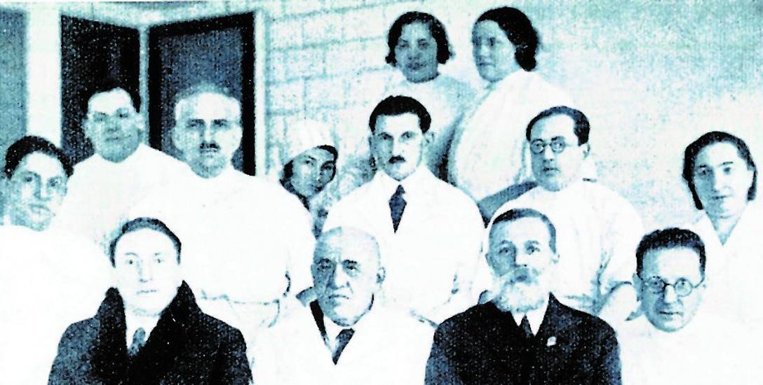 Personel szpitala w Łomży. Dr Józef Hepner (w okularach) stoi jako drugi z prawej