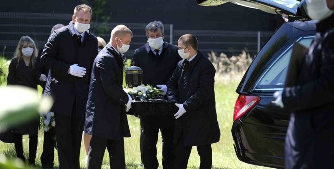 Toruń, maj 2020 roku. Pogrzeb Katarzyny Zawady, zmarłej na koronawirusa pielęgniarki. Ogromny ból bliskich, pełen reżim sanitarny.
