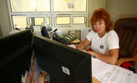 Pełne ręce pracy mają dyspozytorzy radomskiego pogotowia. Na zdjęciu Lidia Pasternak.