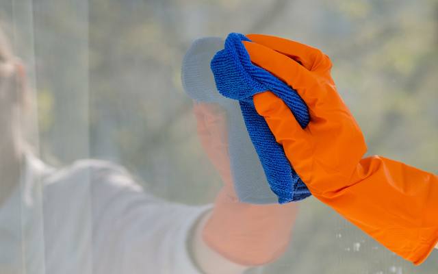 Jak myć okna na wiosnę? Najlepsze sposoby na lśniące szyby bez smug. Jak dbać o okna drewniane, plastikowe i aluminiowe?