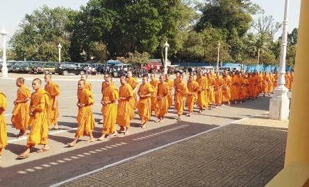 Mnisi podczas uroczystości pogrzebowych króla Kambodży.