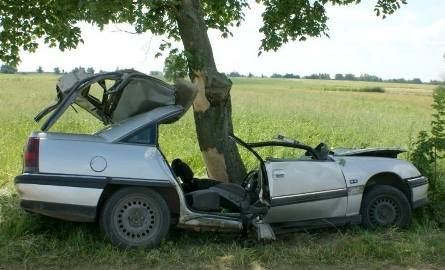 20-latka za kierownicą. Opel zatrzymał się na drzewie (zdjęcia)