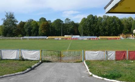 Na początku przyszłego miesiąca powinny ruszyć prace przy rewitalizacji stadionu w Jędrzejowie. Między innymi wymieniona zostanie nawierzchnia i ogrodzenie.