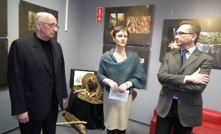O autorze wystawy ( z lewej) mówiła Barbara Polakowska, z prawej Robert Kaczor, dyrektor kina Helios.