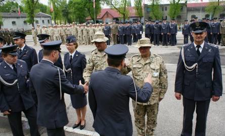 Awanse i odznaki dla żołnierzy z inowrocławskiego lotniczego pułku