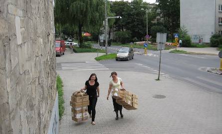 Kartony do pakowania książek niosą  Beata Włoskowicz i Anna Iwańczyk.