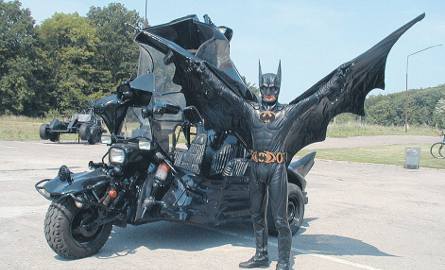 Batman przez lata prezentował się wraz ze swoim pojazdem na parkingu w Mścicach.