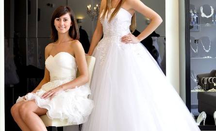 Magda Adamiec (od lewej) i Amanda Wieczorek jako pierwsze poddały się przymiarkom sukien ślubnych. Efekt końcowy uwieczniliśmy na zdjęciu.
