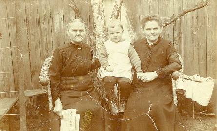 Mały Edmund z mamą i babcią Antoniną w ogrodzie przy ul. Krasińskiego
