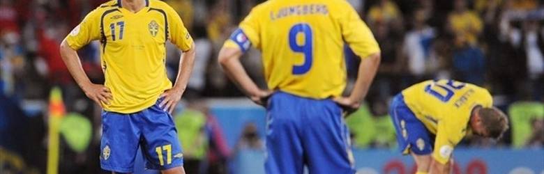 Załamani Szwedzi tuż przegranym meczu z Rosją i odpadnięciu z EURO 2008.