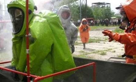 Ratownicy z jednostki ratownictwa górniczego oczyszczają ubranie zanieczyszczone amoniakiem