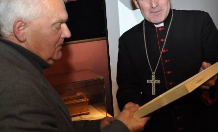 Biskup Krzysztof Nitkiewicz wręczył Józefowi Myjakowi grafikę autorstwa Ryszarda Gancarza.